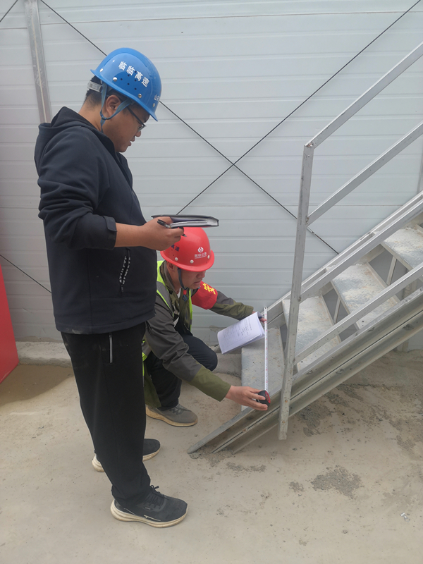 臨臨項(xiàng)目開(kāi)展自建板房安全隱患排查