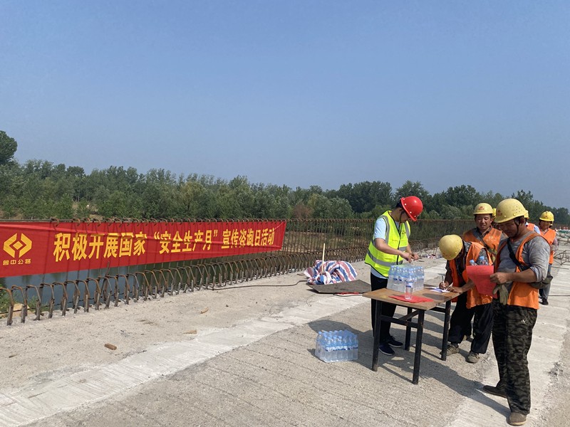 郯城G205項目組織進(jìn)行“安全生產(chǎn)咨詢?nèi)铡被顒? /> 
          </div> 
         </div> 
         <div   id=