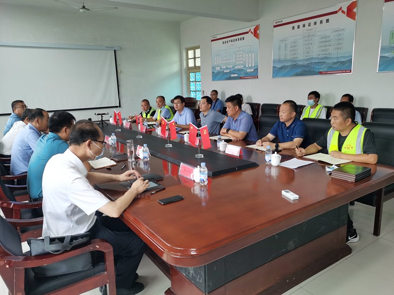 臨沂市公路事業(yè)發(fā)展中心、郯城縣政府、 縣公路事業(yè)發(fā)展中心到郯城G205項目進行視察工作