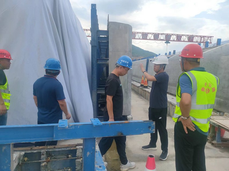 中莊綜合場站進行梁板檢查_副本