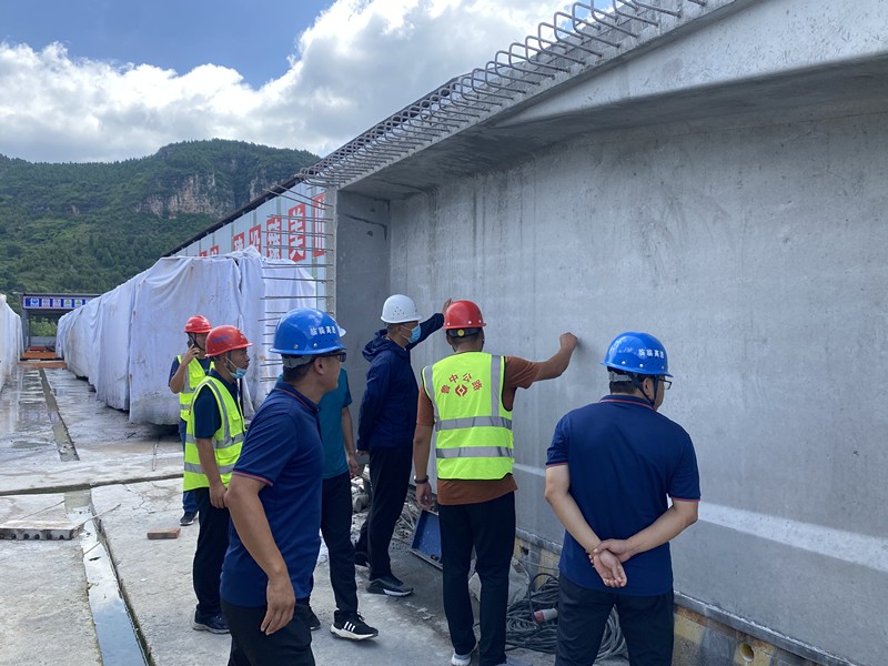 臨臨高速項(xiàng)目辦、總監(jiān)辦領(lǐng)導(dǎo)蒞臨 臨臨高速六標(biāo)現(xiàn)場(chǎng)督促施工 加快工程進(jìn)度