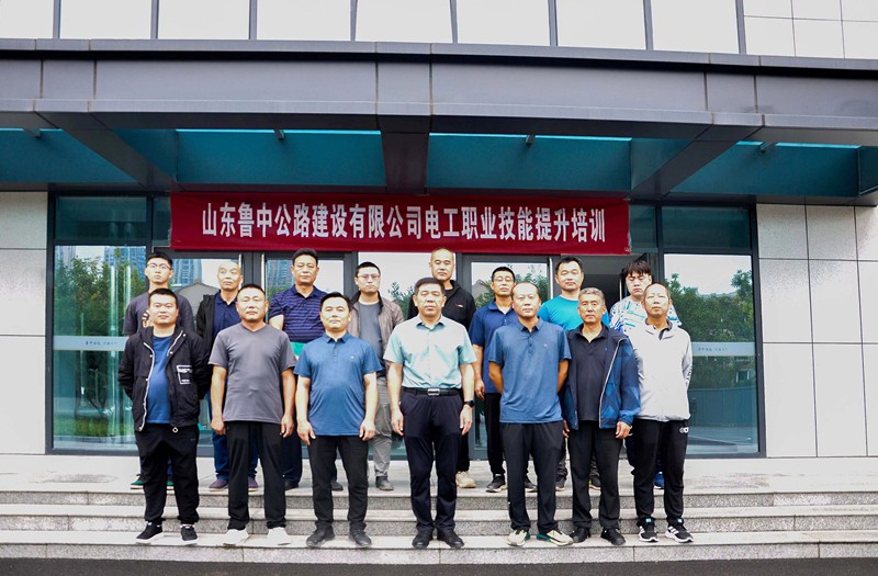 公司開(kāi)展電工職業(yè)安全技能提升培訓(xùn)