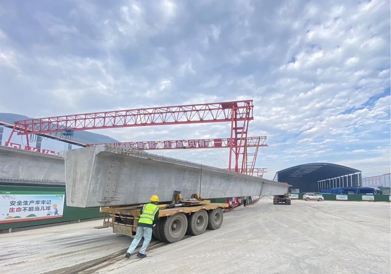 臨臨高速六標(biāo)吹響2022年“秋季百日大干”沖鋒號(hào)——首片30米箱梁順利吊裝