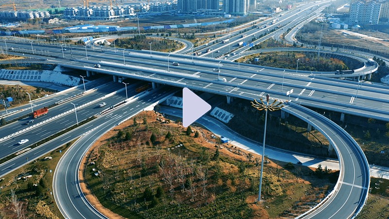航拍魯泰大道與魯山大道立交橋，仿生學(xué)設(shè)計(jì)如對稱的四葉草