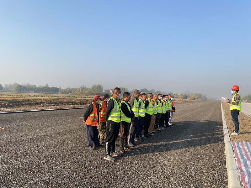郯城G205項目瀝青下面層試驗(yàn)段順利鋪筑