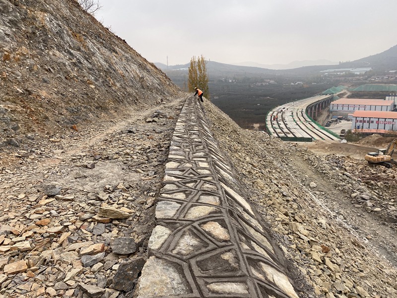 坡頂漿砌片石勾縫，清理_副本