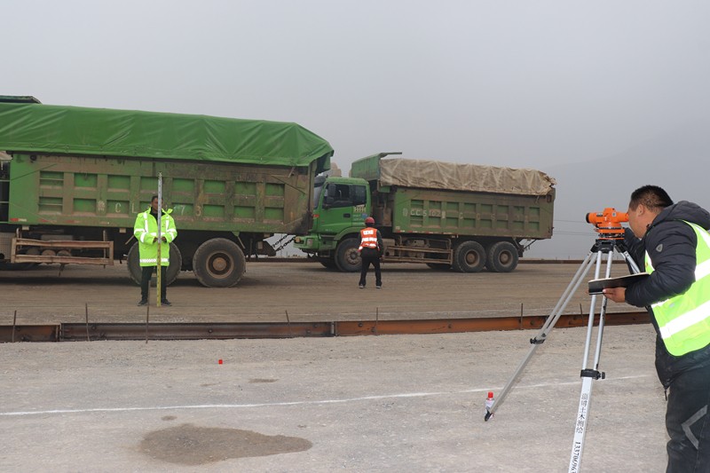 測(cè)量人員測(cè)量中_副本
