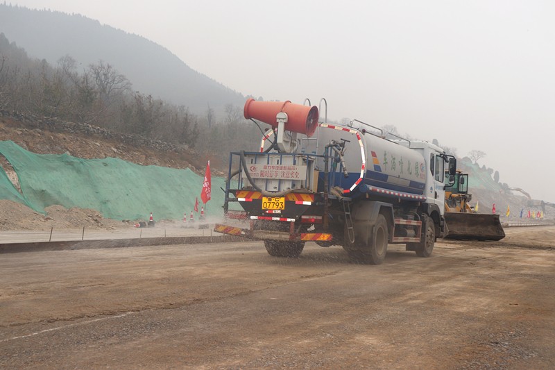 灑水濕潤(rùn)下承層_副本