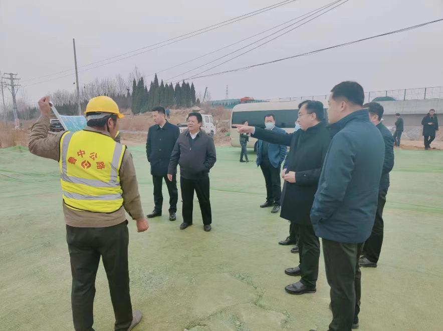 山東建筑大學(xué)黨委書記陳國前一行對濟(jì)濰高速4標(biāo)項(xiàng)目進(jìn)行調(diào)研