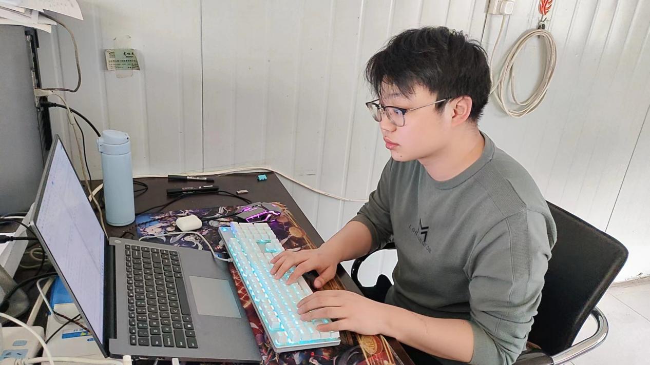 以熱愛創(chuàng)造世界，以青春不負年華