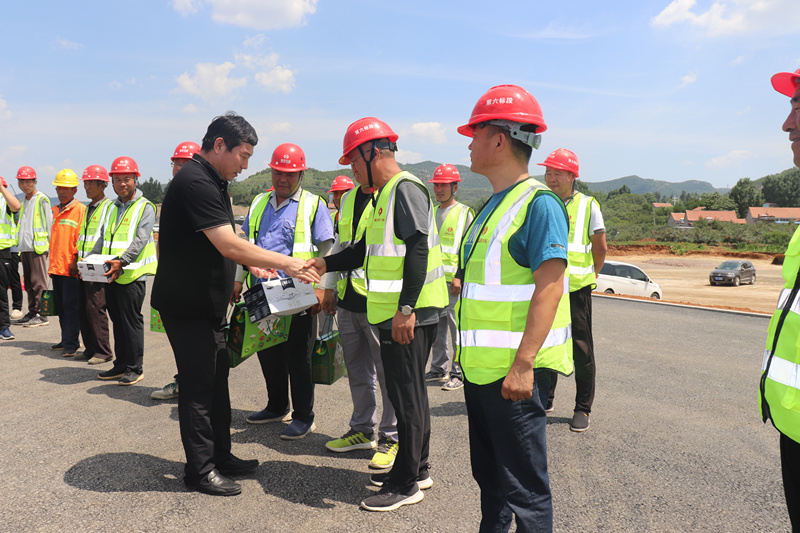 濃情端午，夏送清涼——沂源縣交通運(yùn)輸局長田立勇一行蒞臨臨臨高速六標(biāo)慰問工程一線施工人員