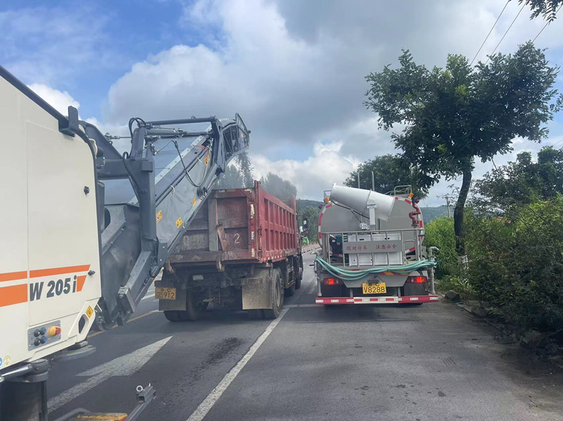 S231張臺(tái)線(xiàn)修復(fù)養(yǎng)護(hù)工程打響首戰(zhàn)第一槍