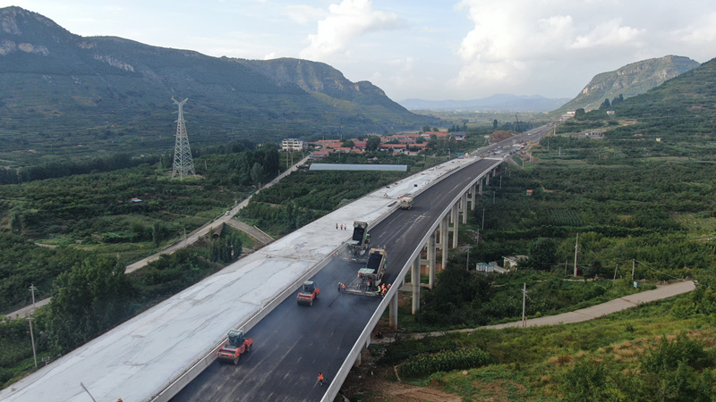 臨臨高速六標(biāo)首件瀝青砂結(jié)構(gòu)層在北安樂村大橋順利鋪設(shè)