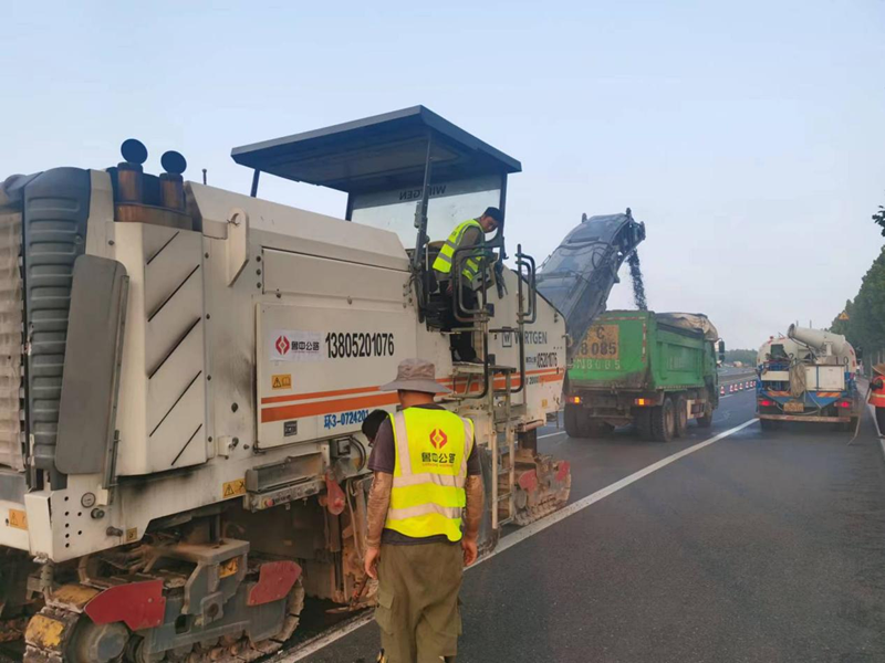 奮戰(zhàn)在G309工地上的建設(shè)者們