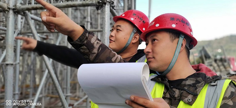 國(guó)慶我在崗——臨臨高速魯山南互通立交建設(shè)團(tuán)隊(duì)奮進(jìn)實(shí)干迎國(guó)慶