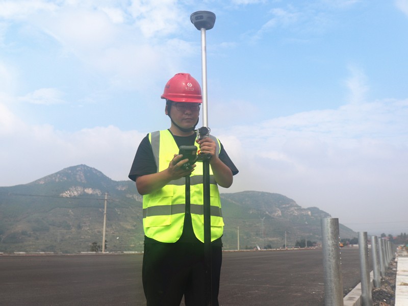 1、測量員侯風(fēng)濤用GPS進行放樣_副本