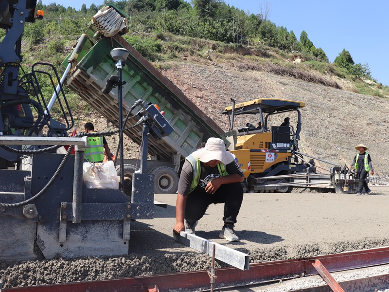 1、基層施工隊長劉偉琪量線高復(fù)核攤鋪質(zhì)量_副本