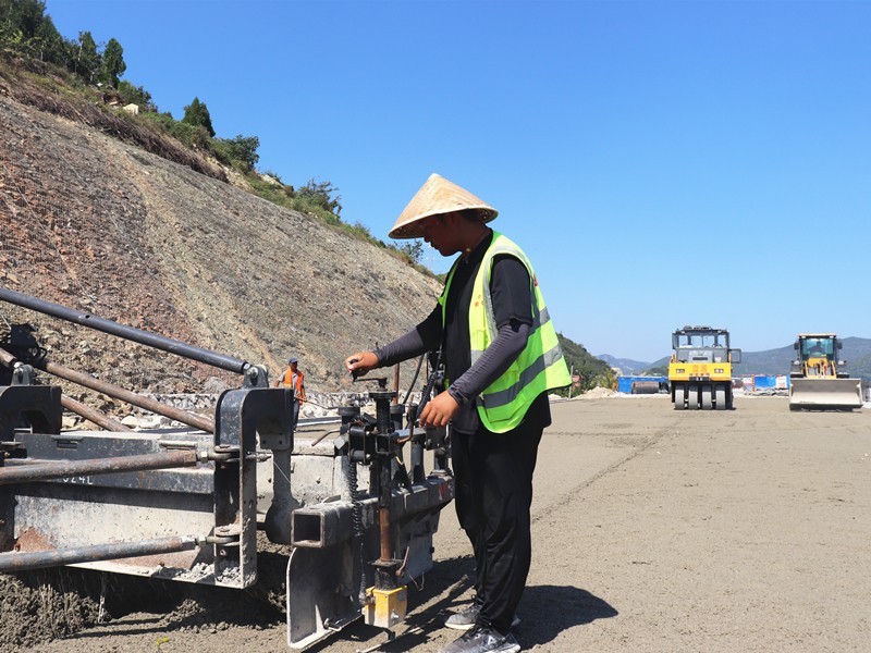 2、基層施工員鄭曰發(fā)根據(jù)現(xiàn)場實際微調(diào)攤鋪機控制攤鋪質(zhì)量_副本