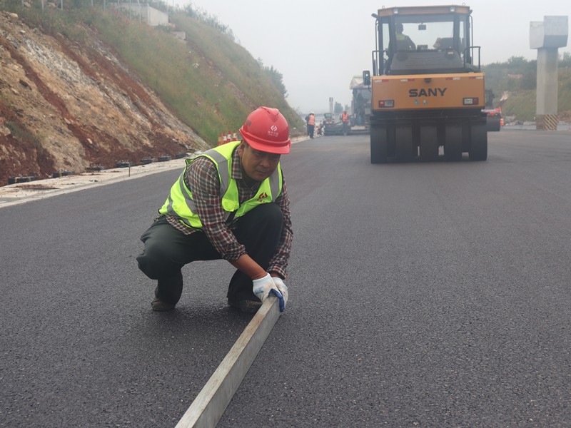 6、油層施工員焦延峰隨時檢查、處理壓實平整度_副本