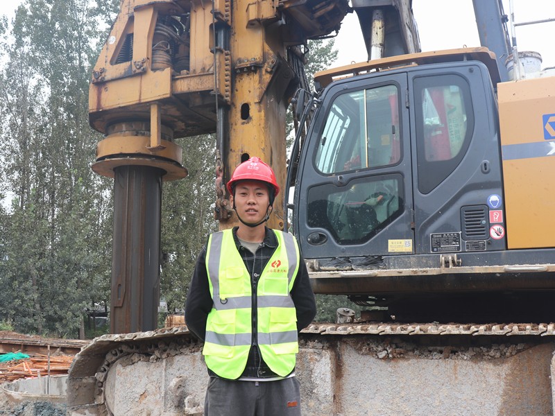 2、施工員郭健超堅守在Y021分離立交橋施工處_副本