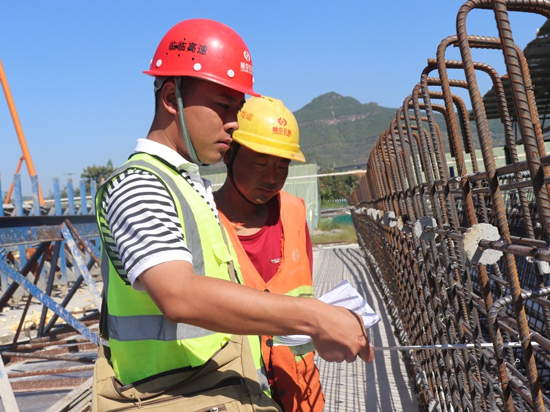 3、技術(shù)員孫鳳斌在中莊梁場與工人做技術(shù)檢查、交底_副本