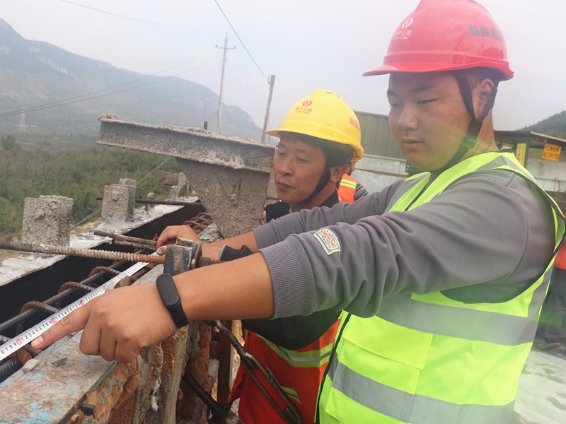 4、施工員程化強在瓦日鐵路公鐵立橋檢測護欄鋼筋間距、模板安裝_副本