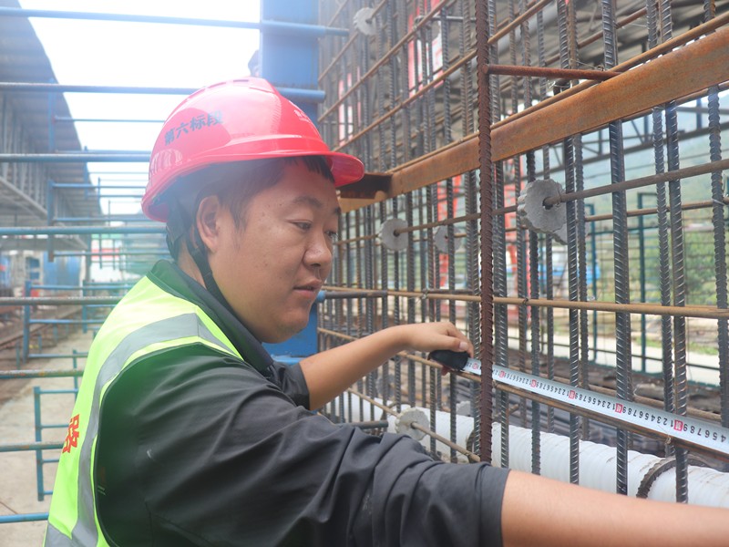 5、施工員任國相在梁場檢查鋼筋籠鋼筋間距_副本