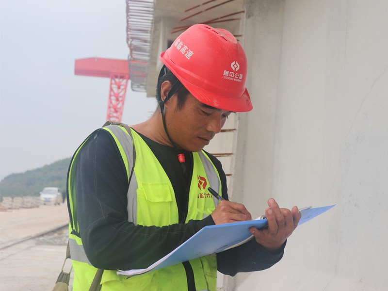 6、施工員徐永文在北安樂梁場檢查成品梁質(zhì)量_副本