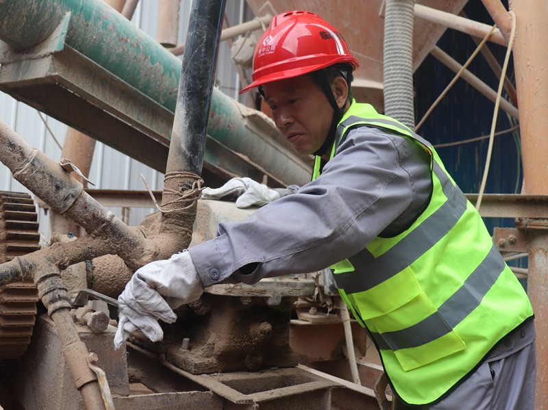 1、油層拌合站侯傳利正在檢修設(shè)備_副本