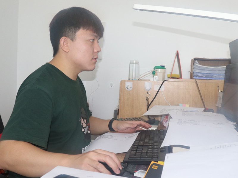 4、財務(wù)部劉鎧銘正在為供應(yīng)商付款_副本