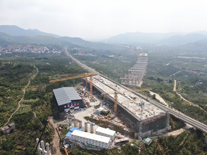 6、瓦日轉(zhuǎn)體橋為10月華麗轉(zhuǎn)體做沖刺準備_副本