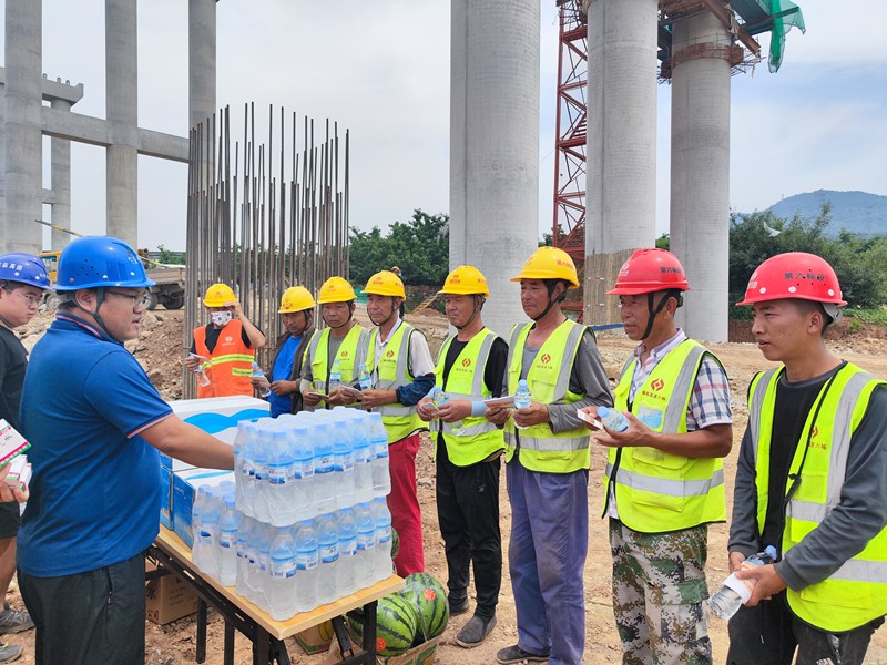 6-4、6月16日臨臨高速六標開展“安全生產(chǎn)月”宣傳咨詢?nèi)蒸邞?zhàn)酷暑送清涼活動_副本