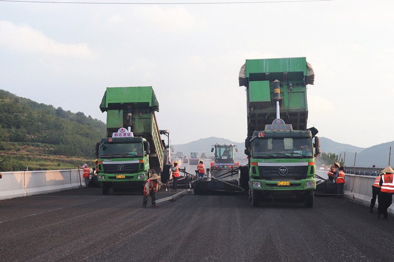 8-4、8月21日臨臨高速六標首件瀝青砂結(jié)構(gòu)層在北安樂村大橋順利鋪設_副本