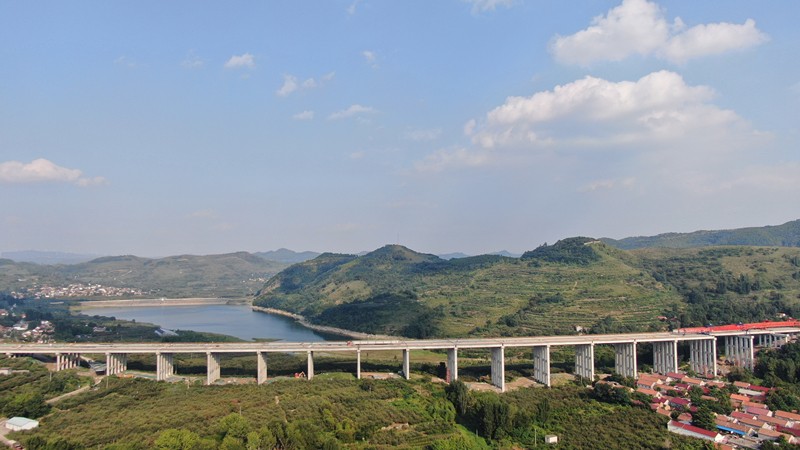 9-1、9月7日臨臨高速項目翟家莊大橋T梁順利架設完畢_副本