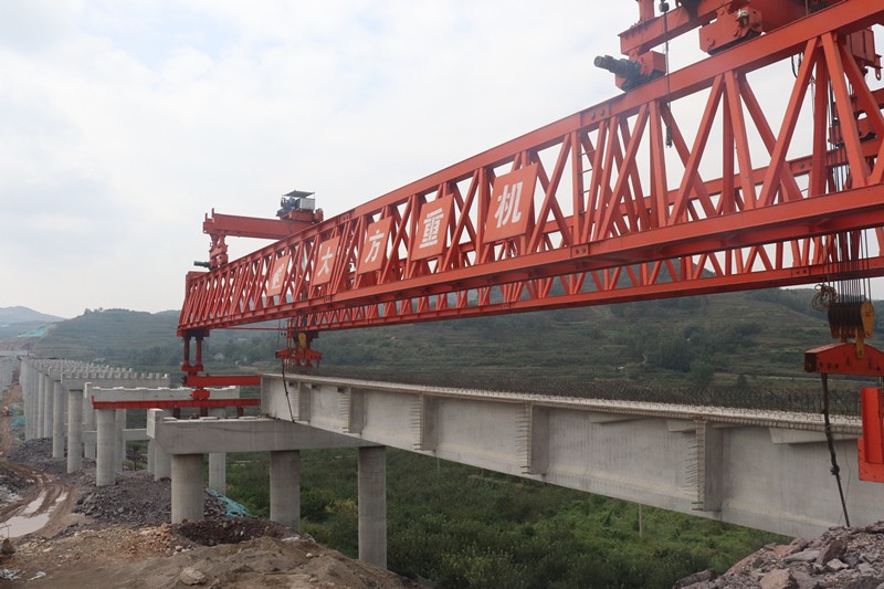 9-3、9月13日臨臨高速六標馬莊河大橋首片梁板順利架設_副本