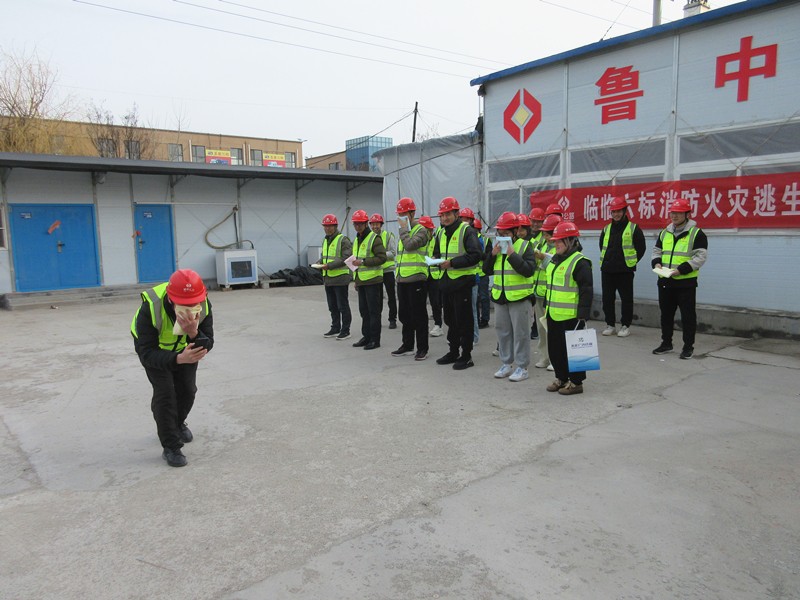 安全部長(zhǎng)紀(jì)健做逃生演練示范_副本