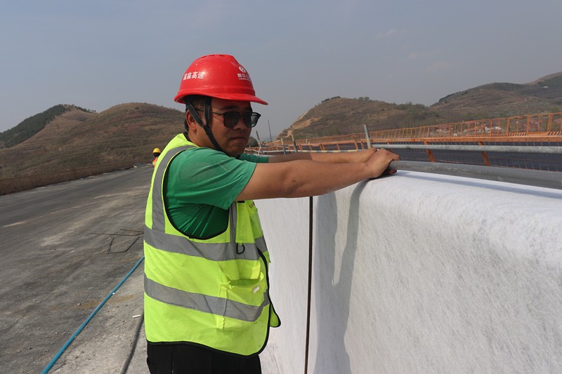 施工員賈真檢查養(yǎng)護管道_副本