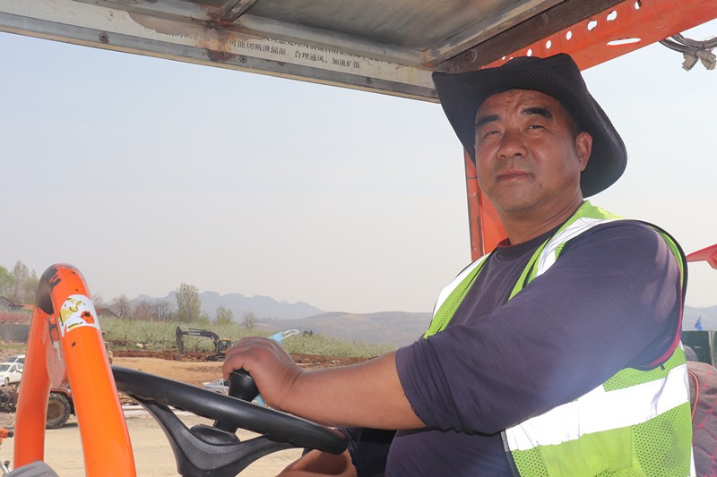一專多能的施工員趙成勇從事壓路機工作_副本