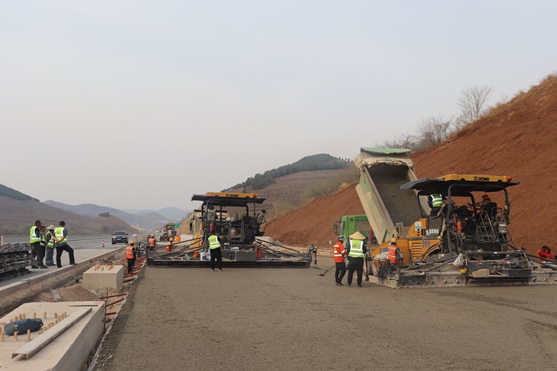 臨臨高速六標(biāo)（中莊互通至標(biāo)尾段）主線水穩(wěn)攤鋪完成