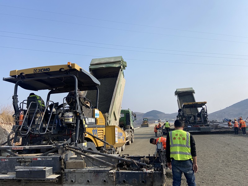 機(jī)械化施工公司高效優(yōu)質(zhì)完成臨臨K108-K121+660段主線水泥穩(wěn)定碎石施工任務(wù)