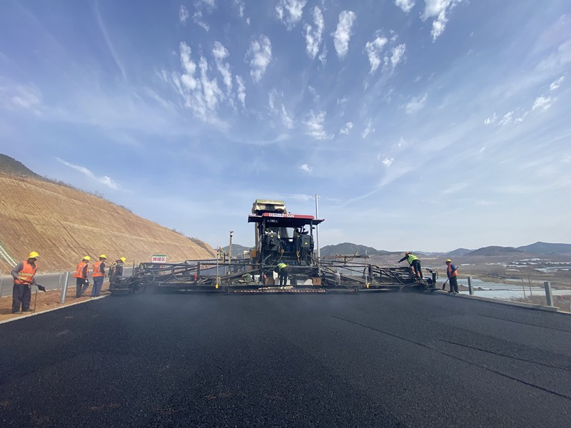 臨臨高速六標(biāo)段右幅柔性基層、下面層全線貫通