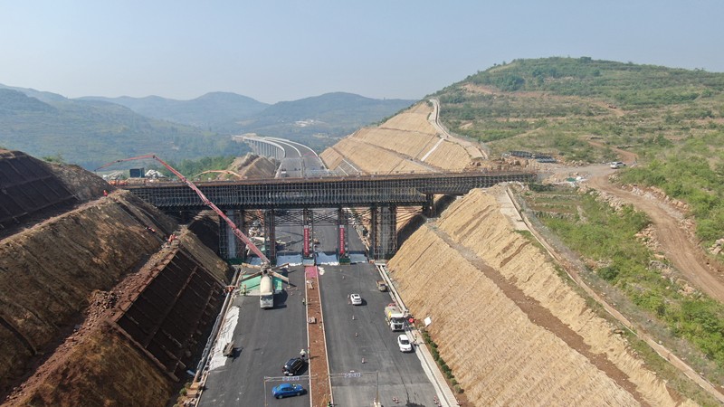 臨臨高速六標(biāo)K116+300.463天橋現(xiàn)澆箱梁開(kāi)始澆筑