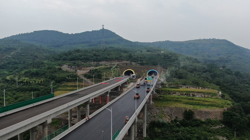 臨臨高速項(xiàng)目全力沖刺路面上面層施工