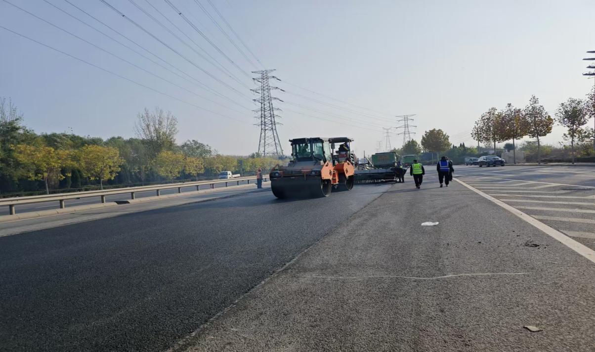 霜寒無阻，鋪筑暢途