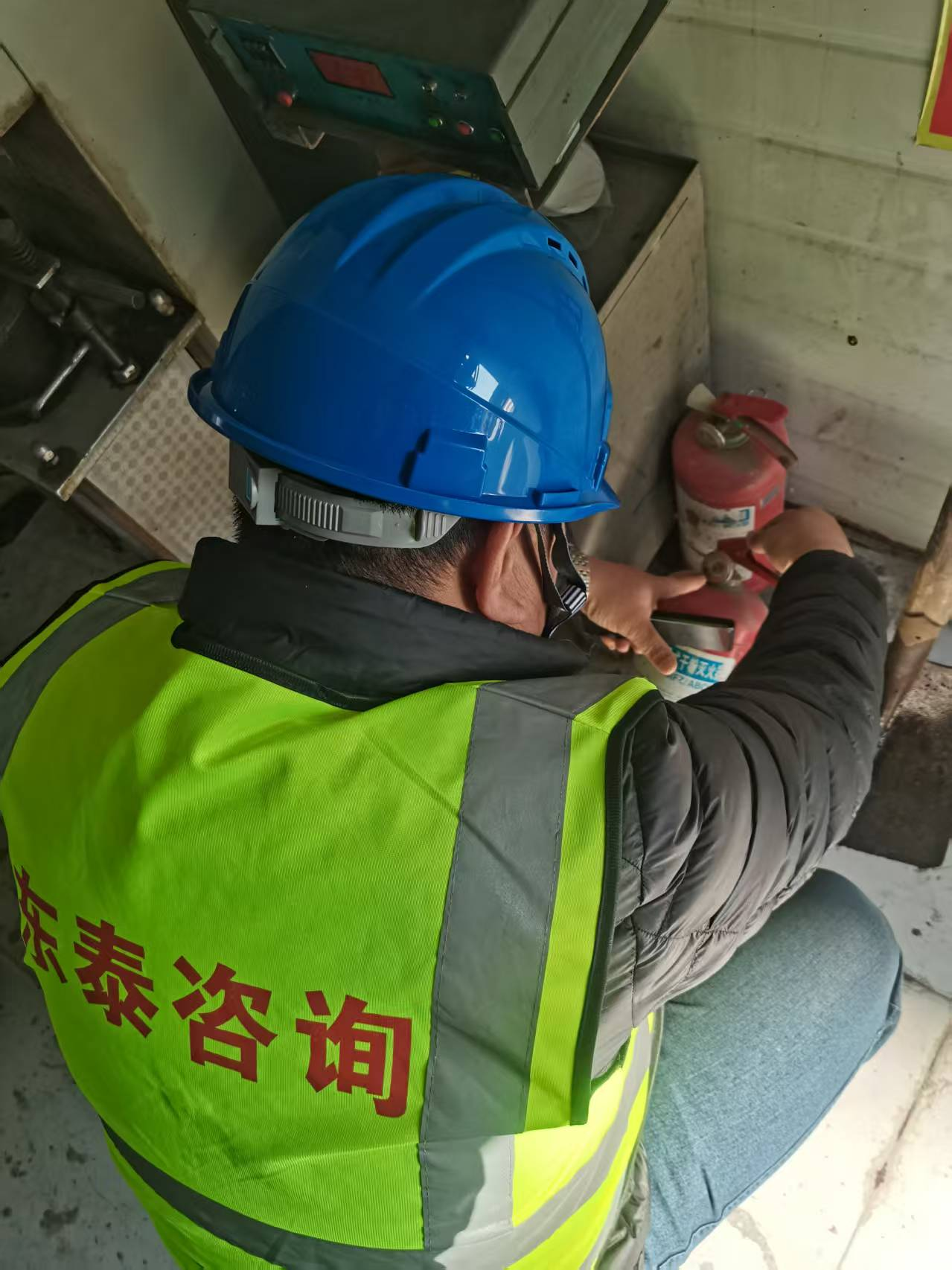 程總監(jiān)辦對(duì)S232張魯線博山區(qū)王家莊至沂源草埠段修復(fù)養(yǎng)護(hù)工拌合站進(jìn)行開(kāi)工前安全環(huán)保檢查