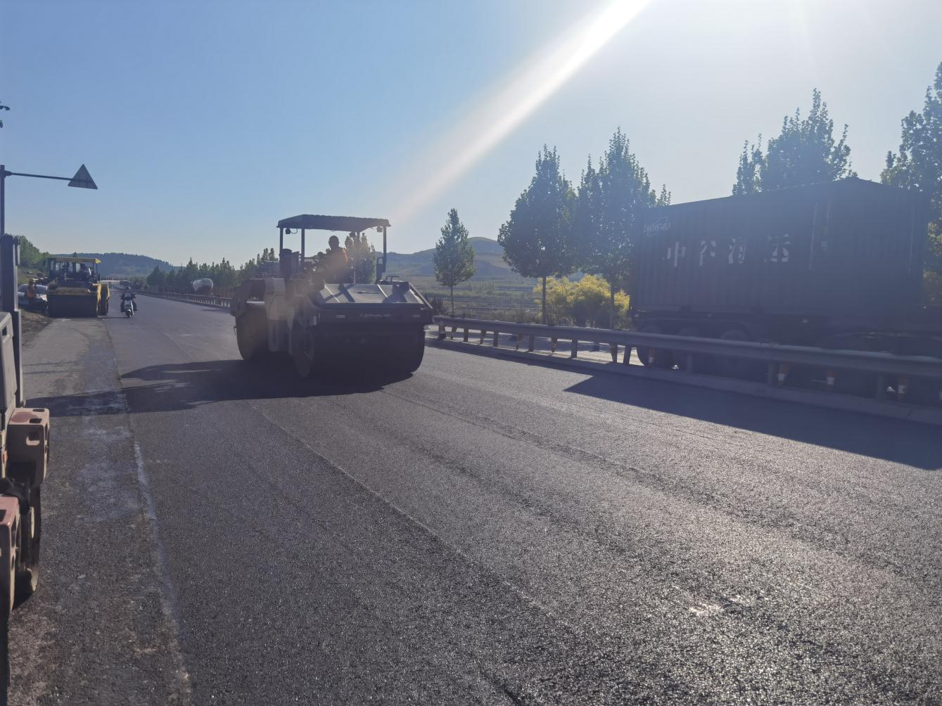 【一提三?！縎102大中修養(yǎng)護(hù)工程全線(xiàn)攤鋪完成