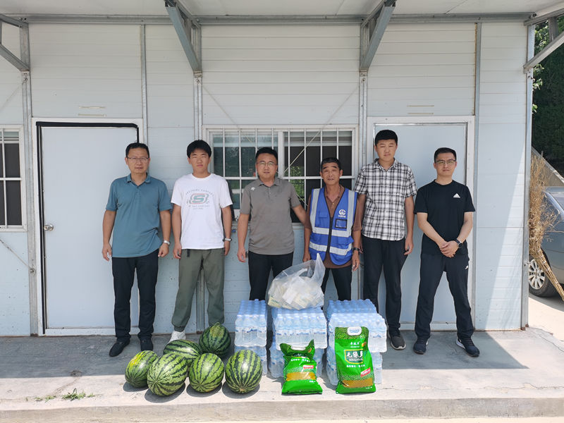 夏季送清涼、慰問暖人心---公司領(lǐng)導(dǎo)慰問煙臺快速路一線職工