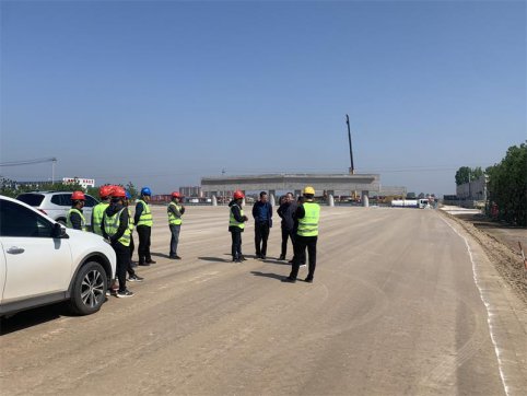 五一我在崗、慰問暖人心——公司領(lǐng)導(dǎo)慰問一線施工人員