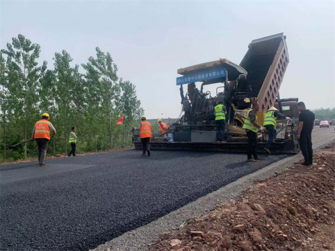 第二工程公司沭河生態(tài)路項(xiàng)目首次瀝青混凝土AC-13攤鋪順利完成