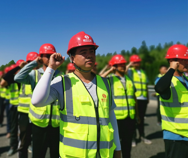 【抓作風(fēng) 創(chuàng)效益】公司在G205中修項目施工現(xiàn)場組織開展“安全生產(chǎn)月”啟動儀式
